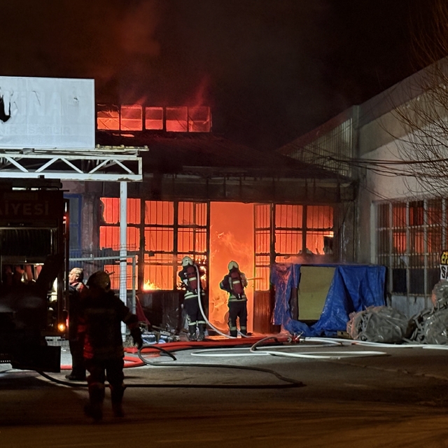 Kayseri'de mobilya atölyesi alevlere teslim oldu
Kısa sürede büyüyen yangın...