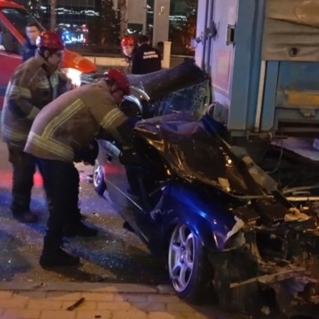 Otomobil tırın altına girdi: Sürücü ağır yaralandı