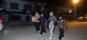 Liseliler davul çalarak sahura kaldırıyor: "Bahşişleri bol bol hazırlayın"