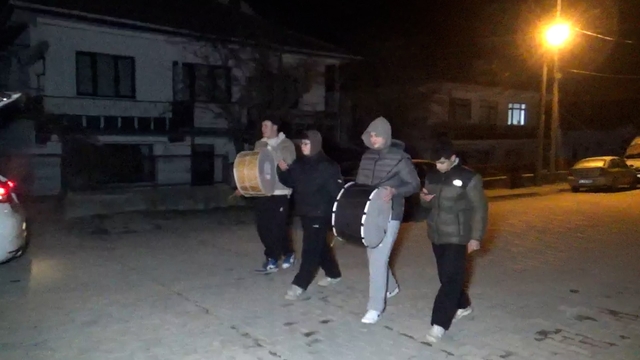 Liseliler davul çalarak sahura kaldırıyor: "Bahşişleri bol bol hazırlayın"