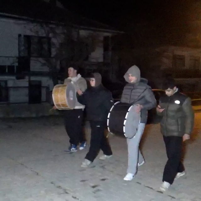 Liseliler davul çalarak sahura kaldırıyor: "Bahşişleri bol bol hazırlayın"