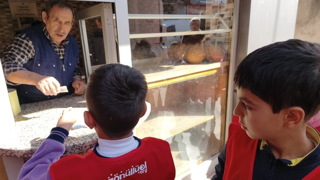 Osmaniye'de minik öğrencilerden askıda ekmek kampanyasına destek