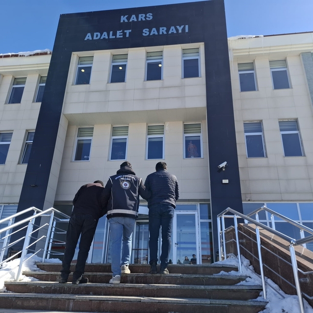 Kars'ta göçmen kaçakçılığı operasyonu: 2 organizatör ve 7 düzensiz göçmen y...