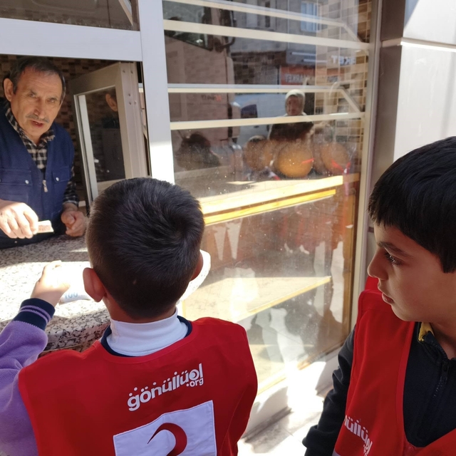 Osmaniye'de minik öğrencilerden askıda ekmek kampanyasına destek