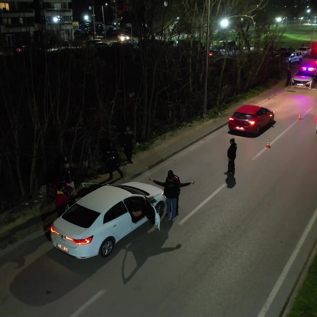 Bursa'da yer değiştiren 'piyasacılara' polis baskını
Mahalle sakinlerini ra...