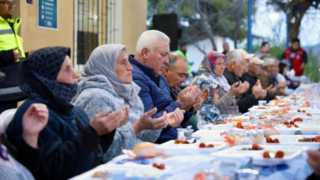 Didim Belediyesi Batıköy'de iftar sofrası kurdu
