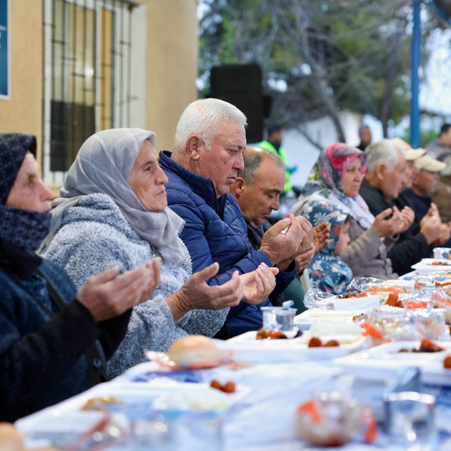 Didim Belediyesi Batıköy'de iftar sofrası kurdu
