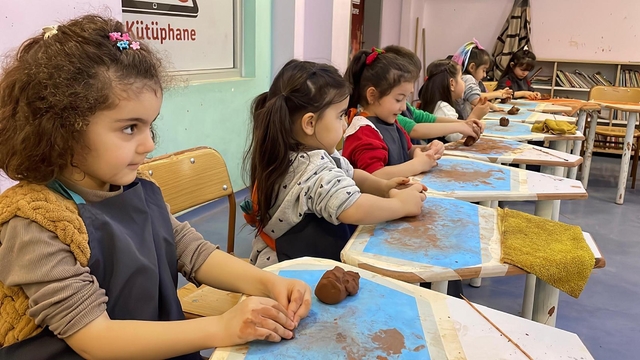 Öğrenciler, ustasından çömlek yapımını öğreniyor