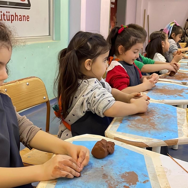 Öğrenciler, ustasından çömlek yapımını öğreniyor