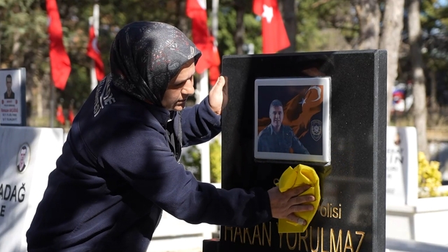 Şehitlikte temizlik yapan kadınların duygusal anları