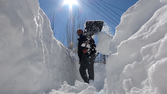 Kar tünelinden evlere ulaşım
Kar kalınlığının yer yer 2 metreyi bulduğu köyde, vatandaşlar evlerine ulaşabilmek için kardan tüneller açmak zorunda kaldı