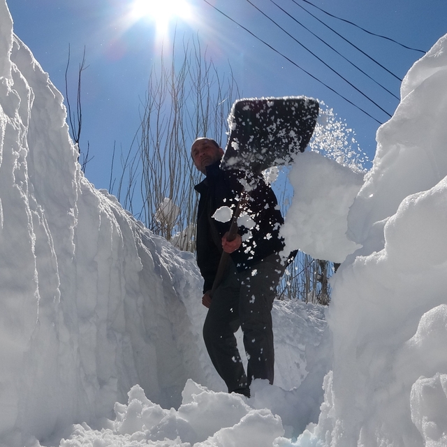 Kar tünelinden evlere ulaşım
Kar kalınlığının yer yer 2 metreyi bulduğu köy...