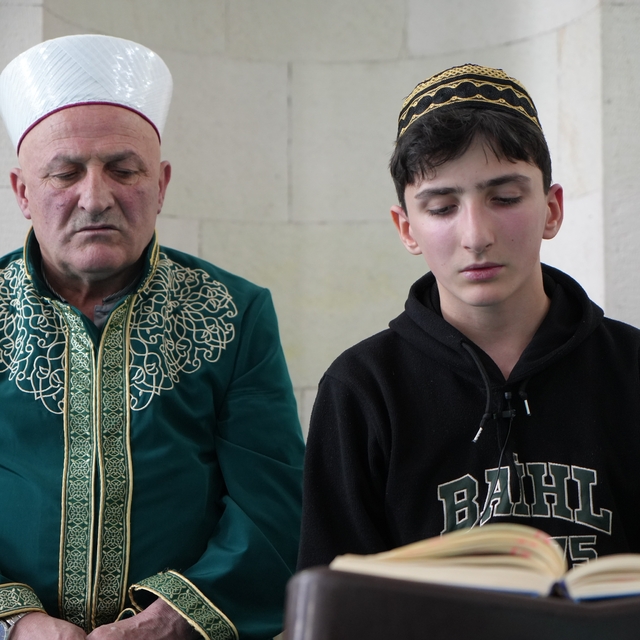 Aynı kubbe altında iki nesil: Hafız oğul mukabele okuyor, imam hatip baba n...