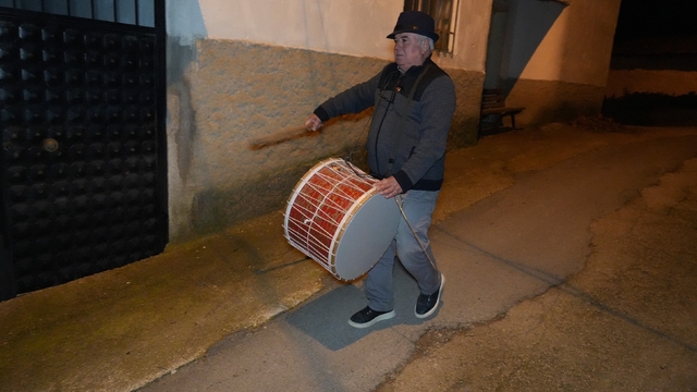 Ramazan davulunu çalacak kimse bulamayınca davulu çalmak muhtara kaldı
Muhtar Ramazan davulcusu oldu