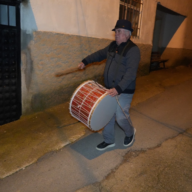 Ramazan davulunu çalacak kimse bulamayınca davulu çalmak muhtara kaldı
Muht...
