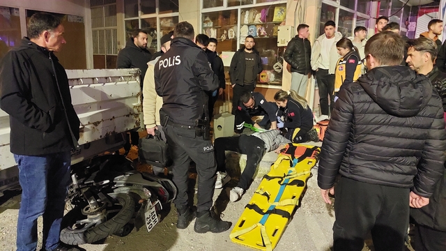 Burdur'da otomobil ile çarpışan motosikletlinin yaralandığı kaza kamerada