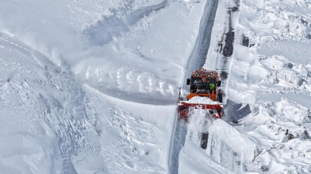 Zorlu coğrafyada yoğun mesai: Sınırdaki karakollar ve yerleşim yerleşim yerlerine ulaşım sağlanıyor