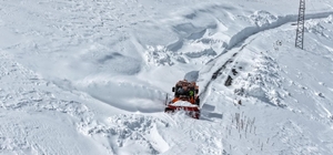 Van'ın İran sınırında 2 metreyi aşan karla mücadele çalışması