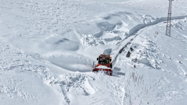 Van'ın İran sınırında 2 metreyi aşan karla mücadele çalışması