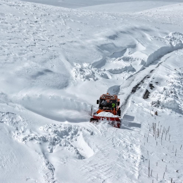 Van'ın İran sınırında 2 metreyi aşan karla mücadele çalışması