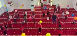 İmam ve eşinden çocuklar için camide renkli süsleme