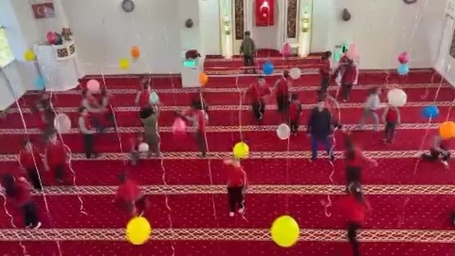 İmam ve eşinden çocuklar için camide renkli süsleme