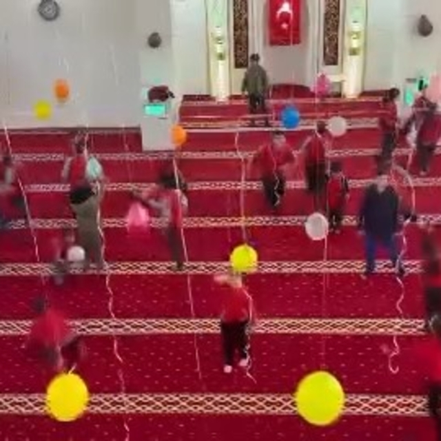 İmam ve eşinden çocuklar için camide renkli süsleme