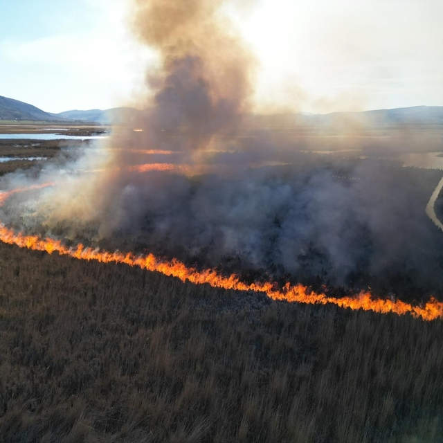 Karamık Gölü'ndeki sazlık alanlarda yangın