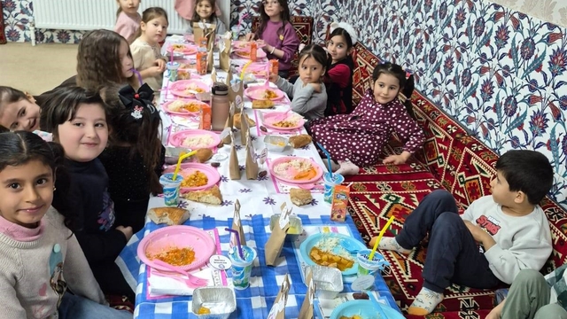 Kur'an kursuna giden minikler oruçlarını camide açtı