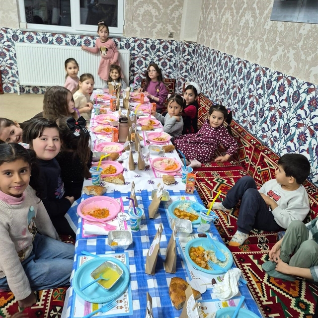 Kur'an kursuna giden minikler oruçlarını camide açtı