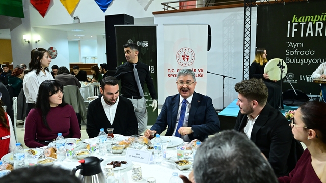 Vali Yılmaz, öğrencilerle iftar yaptı