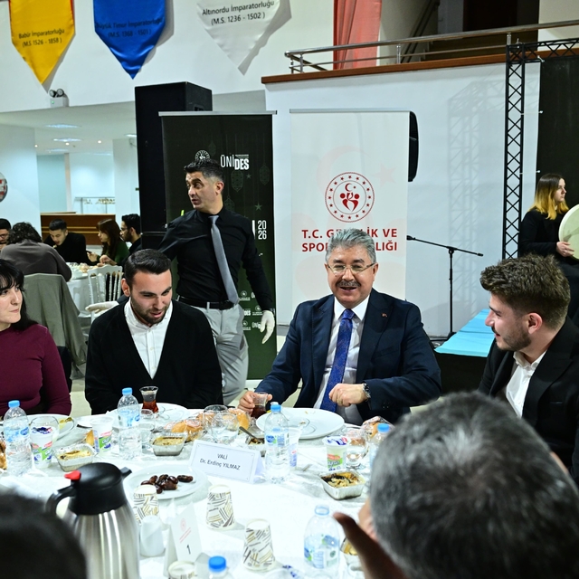 Vali Yılmaz, öğrencilerle iftar yaptı