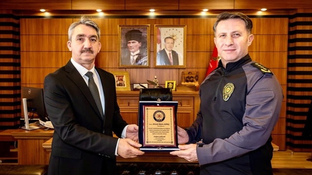 Bilecik'te emekliye ayrılan polis memuruna plaket