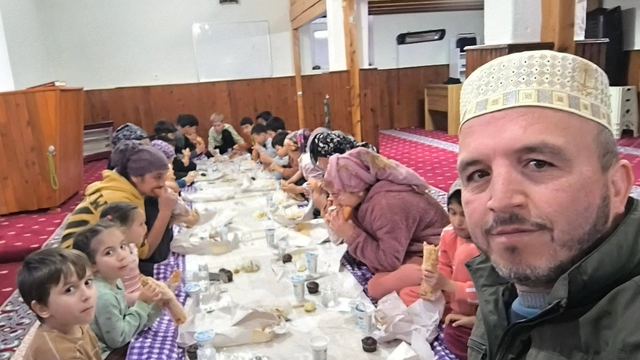 Silifke'de çocuklar iftarını camide açtı