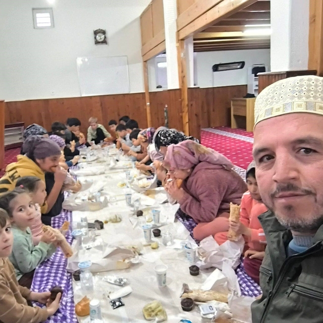 Silifke'de çocuklar iftarını camide açtı