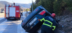 Kontrolden çıkan otomobil su kanalına devrildi