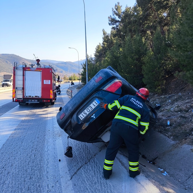 Kontrolden çıkan otomobil su kanalına devrildi