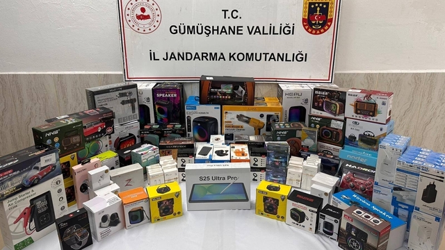 Jandarmadan yol kontrolünde 500 bin TL değerinde kaçak elektronik ürün ele geçirildi