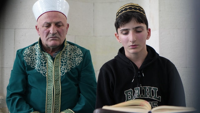 Aynı kubbe altında iki nesil: Hafız oğul mukabele okuyor, imam hatip baba namaz kıldırıyor