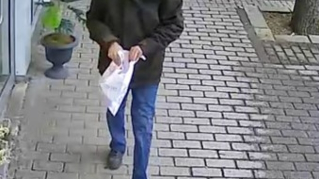 Çiçek hırsızlığına esnaftan 'ince' sitem: "İsteseydi hediye ederdik"
Eskişehir'de çiçek hırsızlığı yapan yaşlı adam kameraya yansıdı