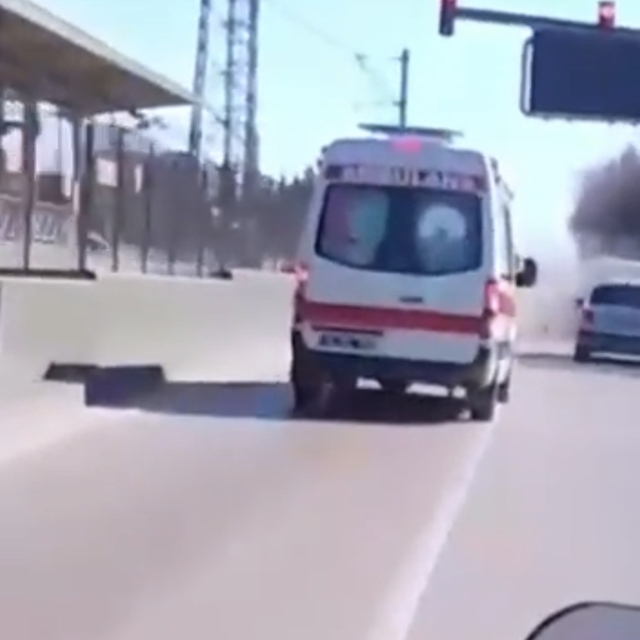 Kırmızı ışığı son anda fark eden araçlar zincirleme kazaya neden oldu