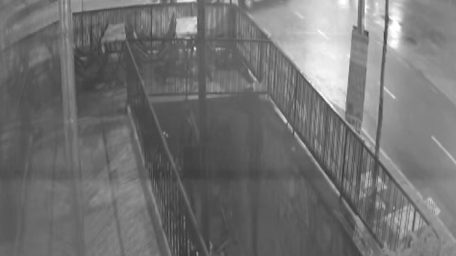 Bu kavşağa giren sürücüler kaza sonucu ya sanayiye ya da hastaneye gidiyor
Ayda ortalama 15 aracı kullanılamayacak hale getiren kazalar güvenlik kameralarına yansıdı
Mahallede pide salonu işleten esnaf:
"Burada aylık ortalama 15 kaza oluyor, bunlardan 5'i ağır, diğerleri hafif"
"Her kazada biz ilk koşanlardan oluyoruz ve onları öyle görünce üzülüyoruz"