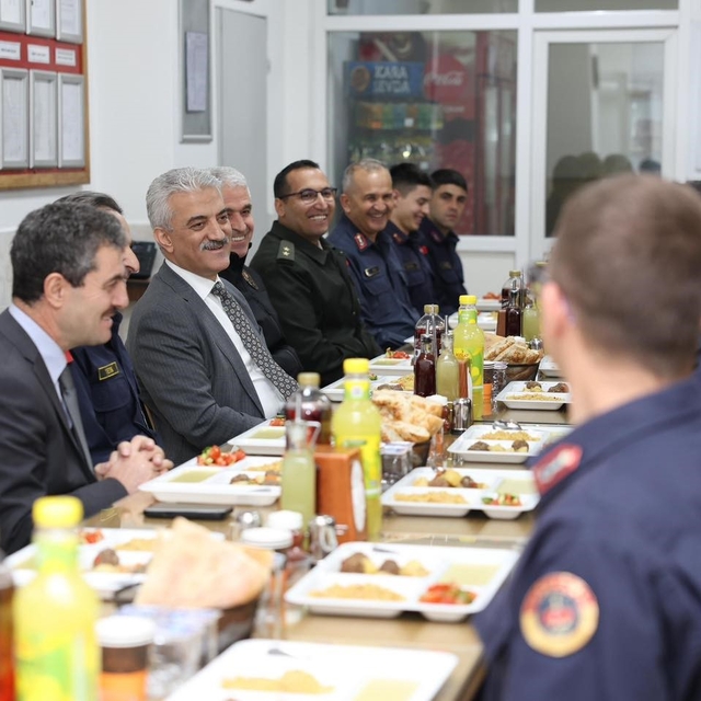 Vali Makas Mehmetçikle iftar yaptı