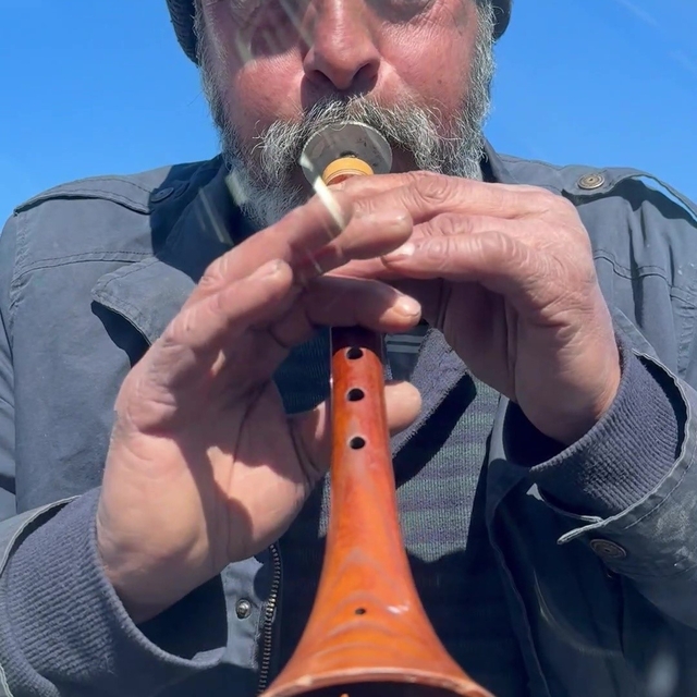 Zurnayı dayadı, para istedi
Trafik ışıklarında zurnalı çiftetelli eğlencesi