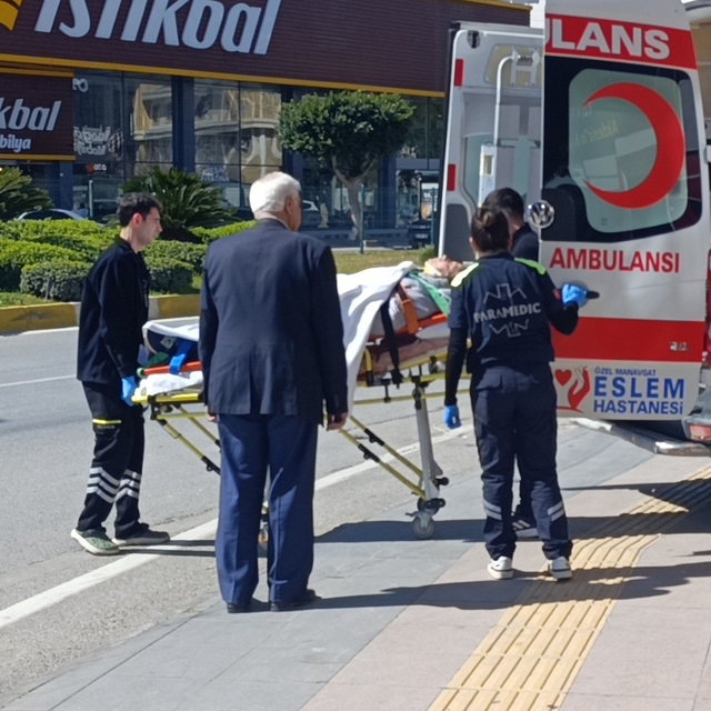 Otomobil kaldırım taşına çarptı: 1 yaralı