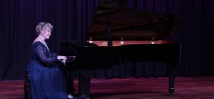 Dünyaca ünlü piyanist Gülsin Onay Denizli'de öğrencilerle buluştu