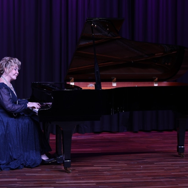 Dünyaca ünlü piyanist Gülsin Onay Denizli'de öğrencilerle buluştu