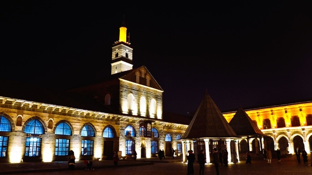 Dicle Elektrik Diyarbakır'ın tarihi mirasına ışık tutuyor
Diyarbakır Ulu Camiye yeni aydınlatma