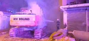 Mardin'de park halindeki 2 iş makinesinde çıkan yangın söndürüldü