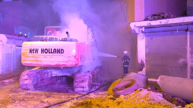 Mardin'de park halindeki 2 iş makinesinde çıkan yangın söndürüldü